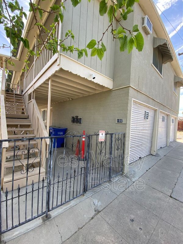 Primary Photo - 155 1/2 North St