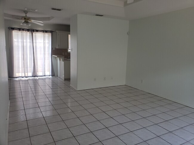 Foto del edificio - 1012 Lexington Cir