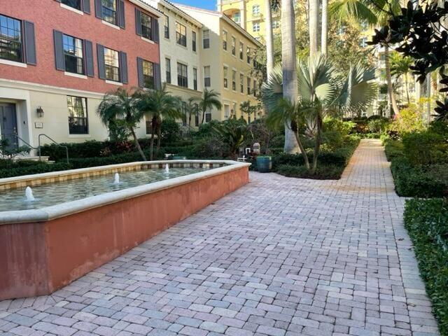 Building Photo - 560 S Sapodilla Ave