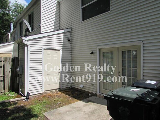 Building Photo - MOVE IN READY, END UNIT in Raleigh!!
