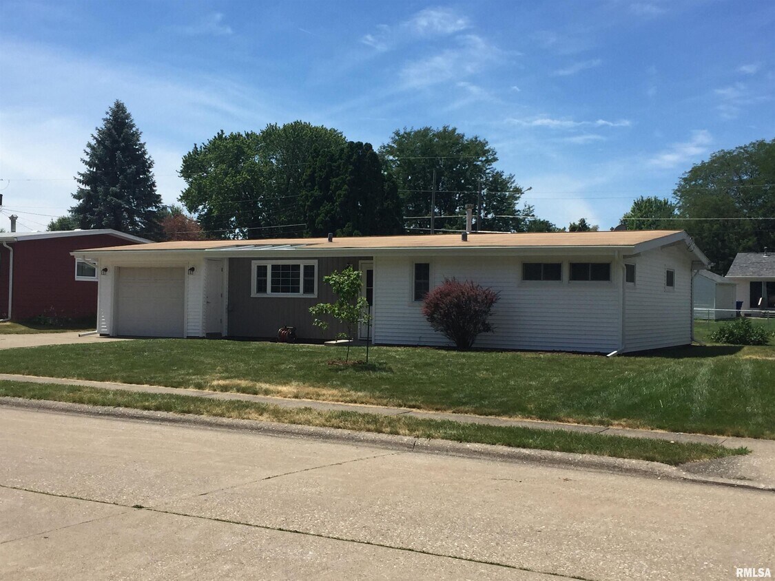 2008 N Nevada Ave, Davenport, IA 52804 House Rental in Davenport, IA