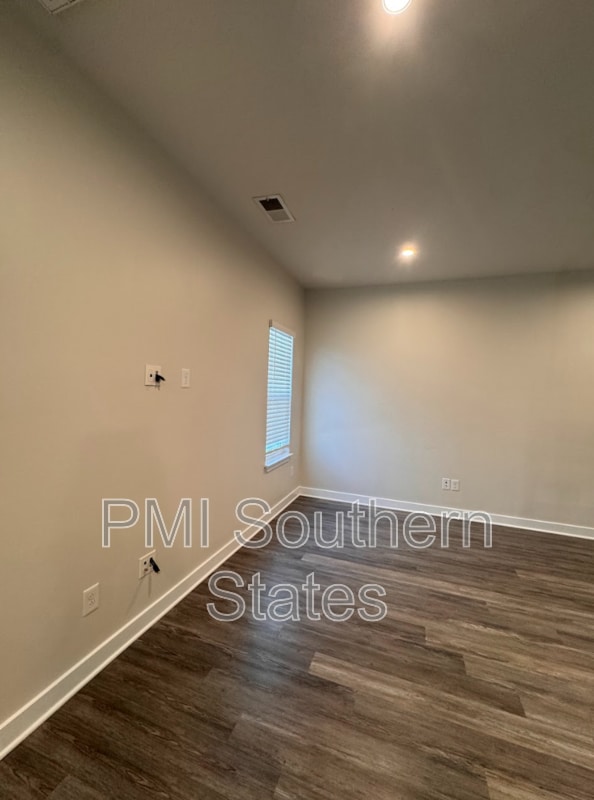 Building Photo - 123 Roundtree Dr