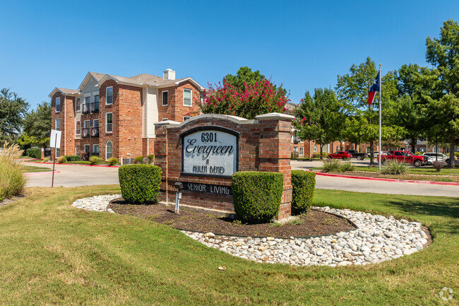 Árbol de hoja perenne en Hulen Bend - Senior Living-Evergreen At Hulen Bend