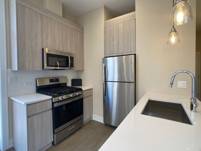 Foto del edificio - 1741 N Western Ave