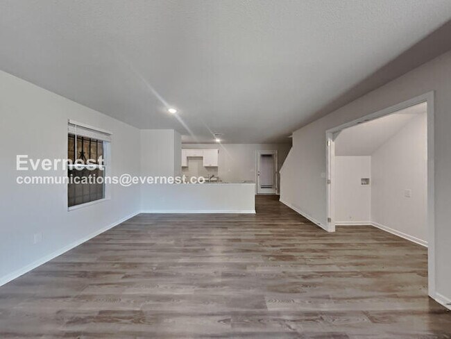 Building Photo - Limited Time Special Offer! / 3 Bed, 2.5 Bath Home with Modern Amenities / Pet-Friendly / Availab...