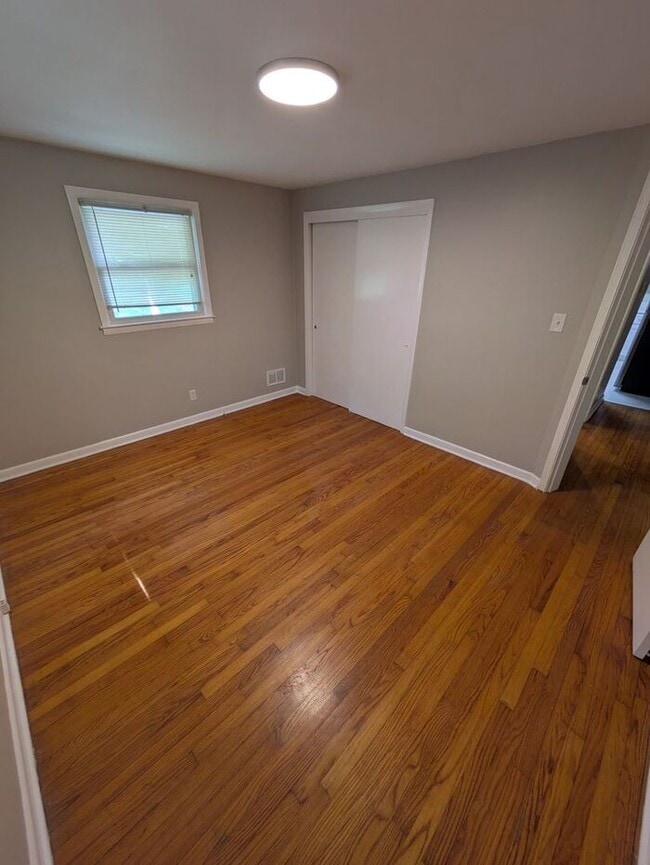 Building Photo - Recently Renovated 2BD/1BA Duplex in Hickory!