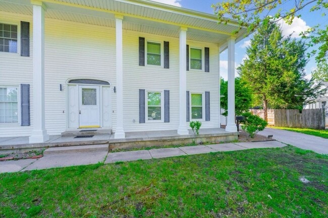 Building Photo - 222 Live Oak Ln