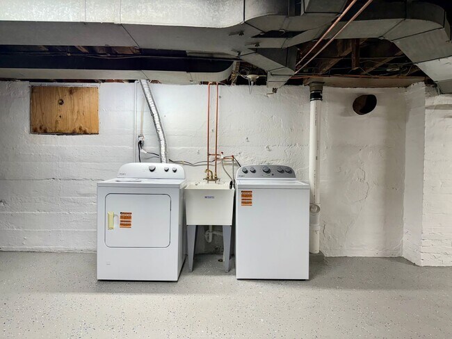 Building Photo - Updated 2BR townhouse with office now available!