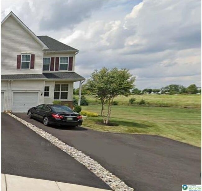 Building Photo - 985 King Way