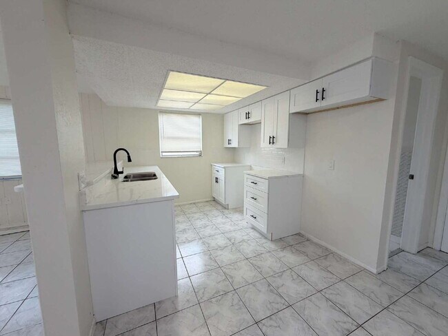 Building Photo - "2-Bed, 2-Bath in Port Richey – 1,310 Sq Ft!"