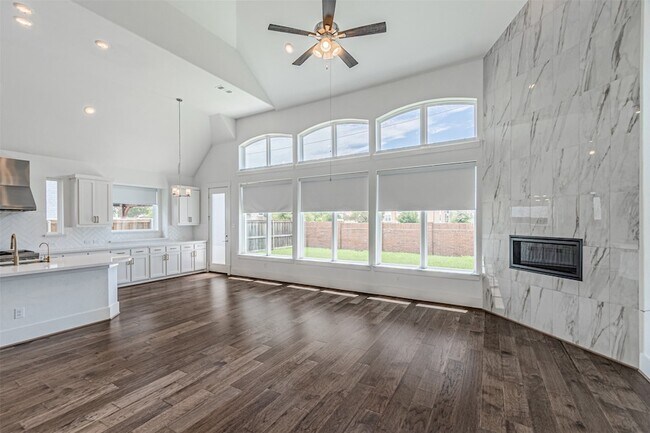 Building Photo - 4878 Limousine Ln