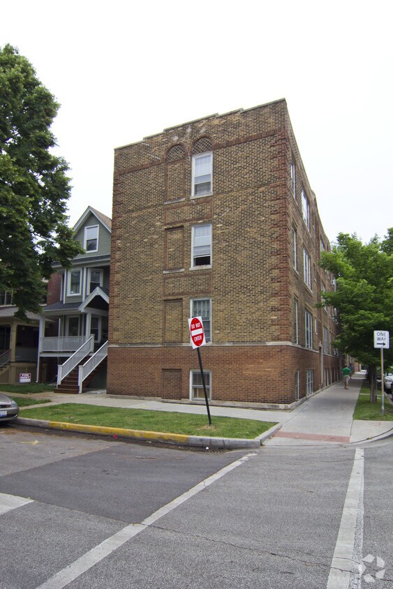 Building Photo - 2305 W Wilson Ave