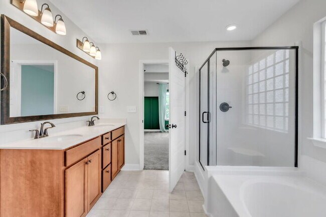 Foto del edificio - Charming 4-Bed Retreat with Fireplace – Spacious 2631 Sq Ft in Easley, SC, Zoned for Wren Schools