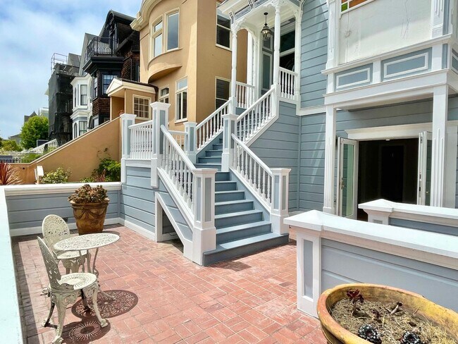 Foto del edificio - 5BR/3.5BA Elegant Presidio Heights Home! Flat Yard! 2 Car Garage! Laundry! PROGRESSIVE