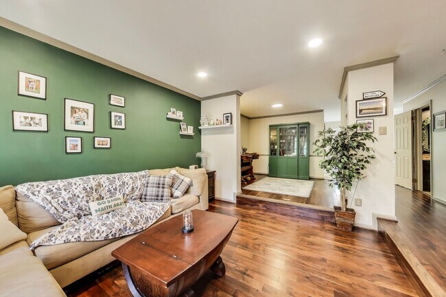 Foto del edificio - COMINGS SOON - Beautifully Updated Winchester-Built Townhome Backing to Serene Parkland.
