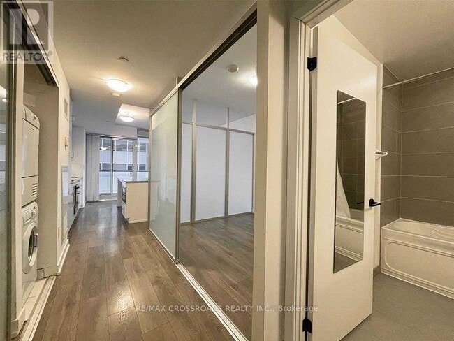 Building Photo - 426 University Ave