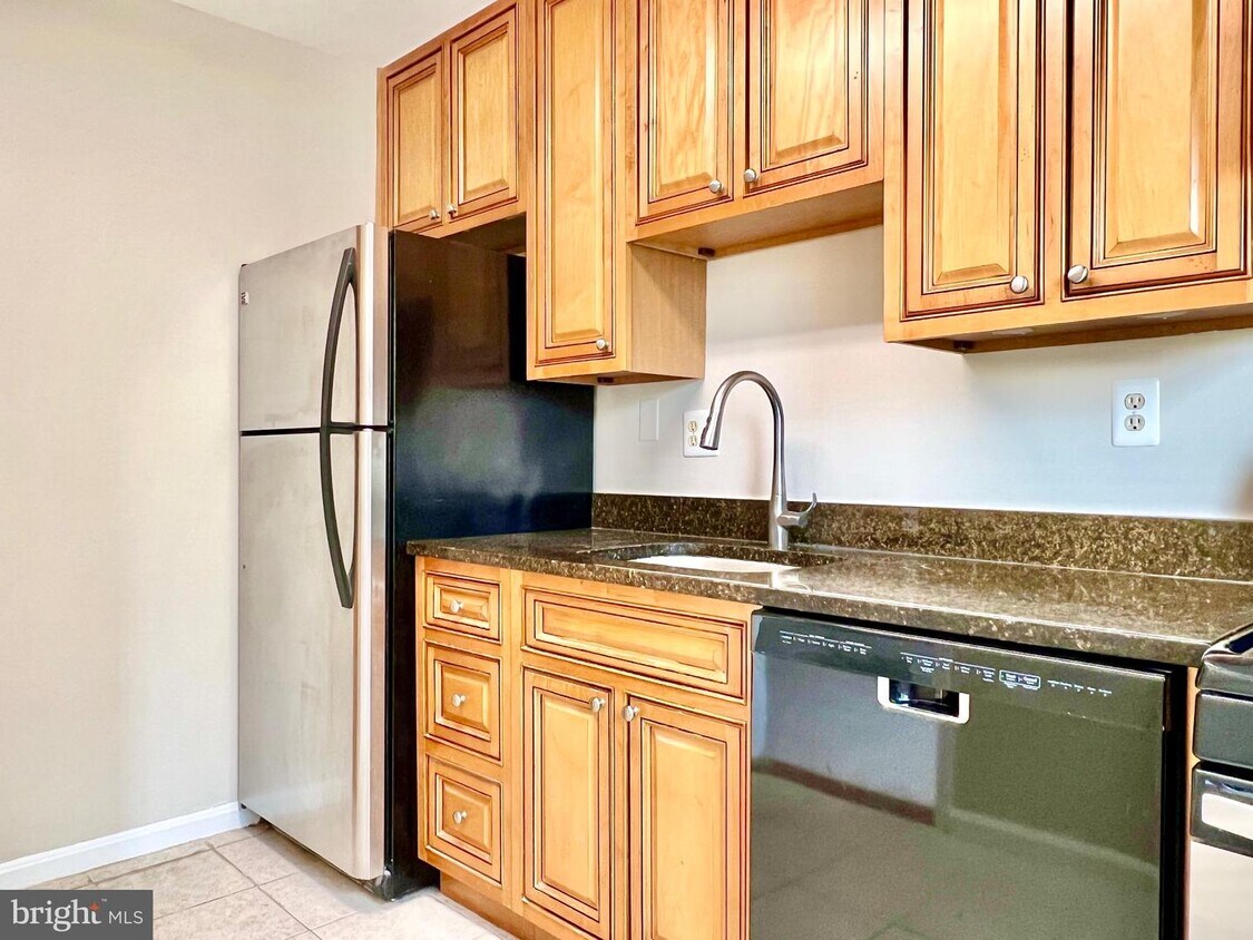6508 Boulevard View Unit C2, Alexandria, VA 22307 Room for Rent in