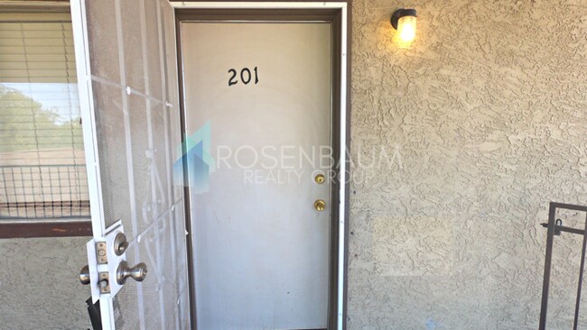 Foto del edificio - Beautiful upstairs 4 plex apt! Private pat...