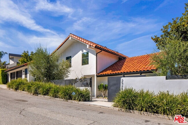 Building Photo - 2528 Carman Crest Dr