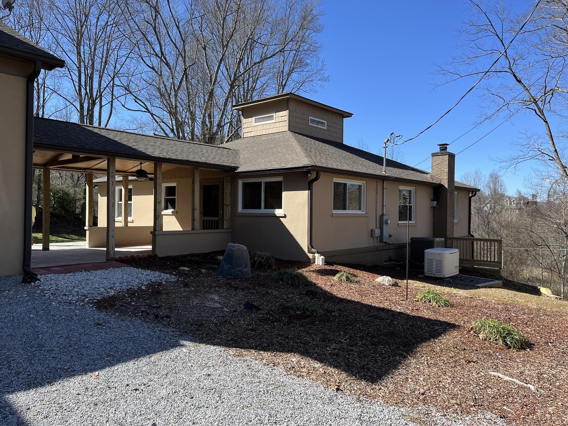 Primary Photo - 1018 Kilpatrick Road-Beautiful Horse Shoe ...