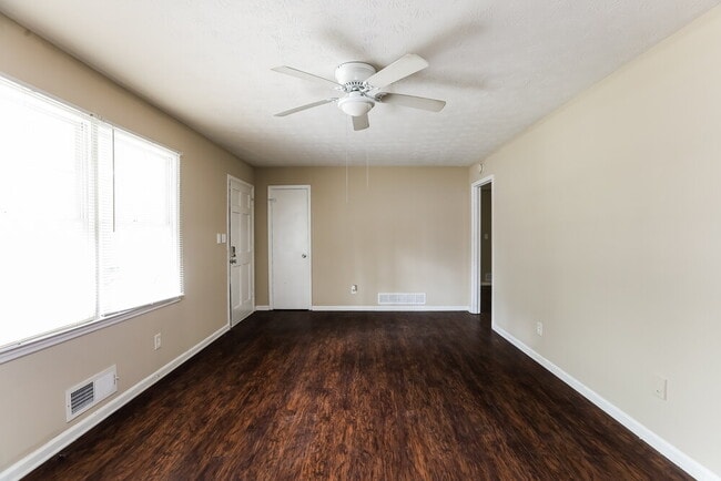 Foto del edificio - 4649 Danna Dr