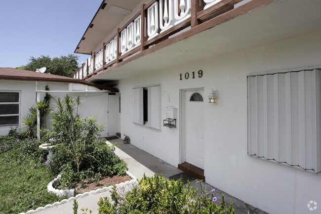 Building Photo - La Villa Des Roses