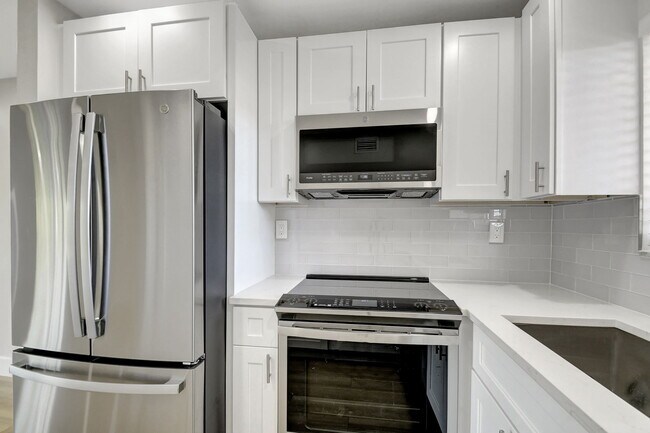 Building Photo - 300 Waterway Dr S