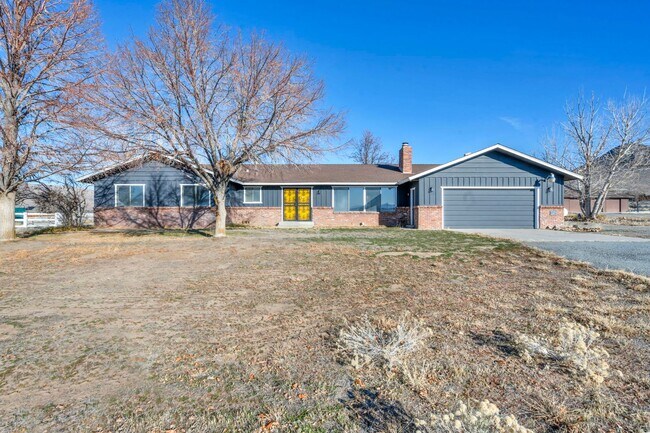 Foto del edificio - 20 Acre Ranch with House, Barn, Separate Workshop, and 5-Car Garage
