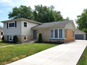Building Photo - 4715 W Lake Ave