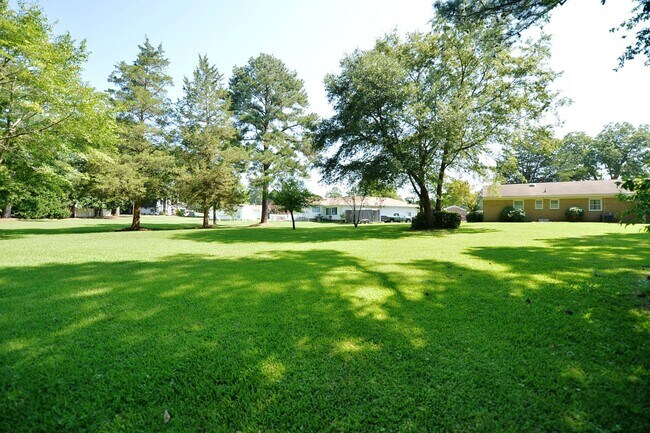 Foto del edificio - STUNNING 3 BEDROOM RANCH WATERFRONT HOME ON 1 ACRE W/ 1 CAR GARAGE!!