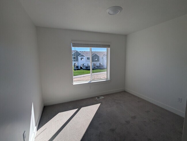 Building Photo - 616 W 650 N