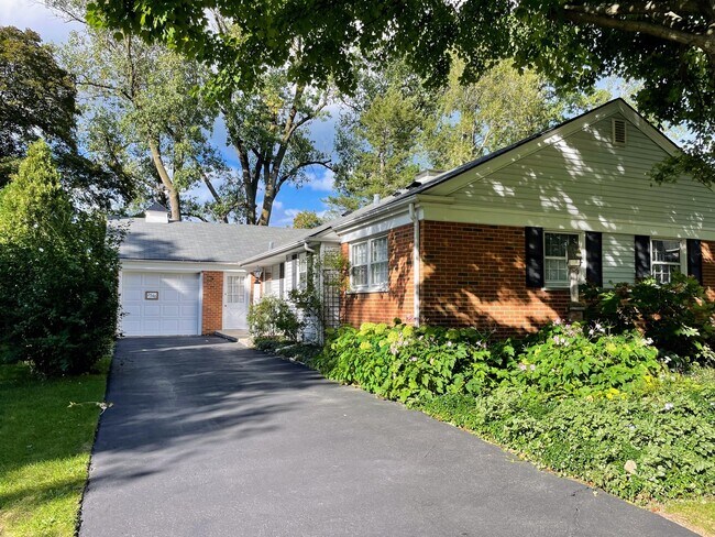 Foto del edificio - 2546 Laurel Ln
