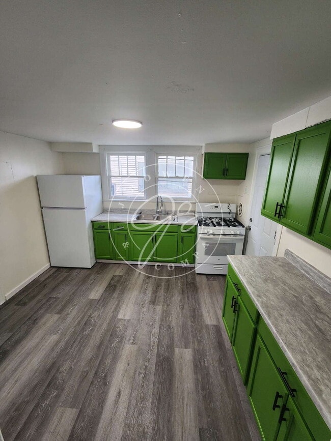 Building Photo - Spacious 3 bed 1 bath 2 story home with