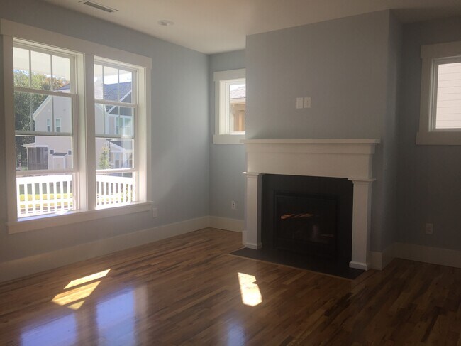¡Muchas ventanas! Luminoso y luminoso. - 428 Claremont Drive