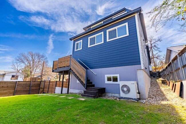 Building Photo - Tip Tier Views at this Beautiful 4 bedroom, 3 bathroom home in Central East Austin!!!
