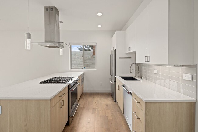 Foto del edificio - Stunning West Queen Anne Retreat with Iconic Puget Sound Views
