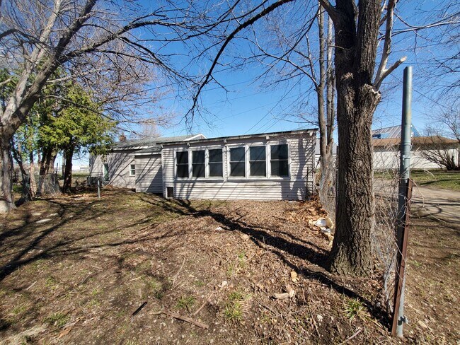 Foto del edificio - FOR RENT- Large UNIQUE open layout single ...