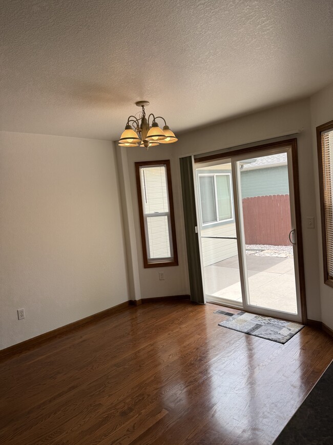 Building Photo - 3011 Ivy Dr