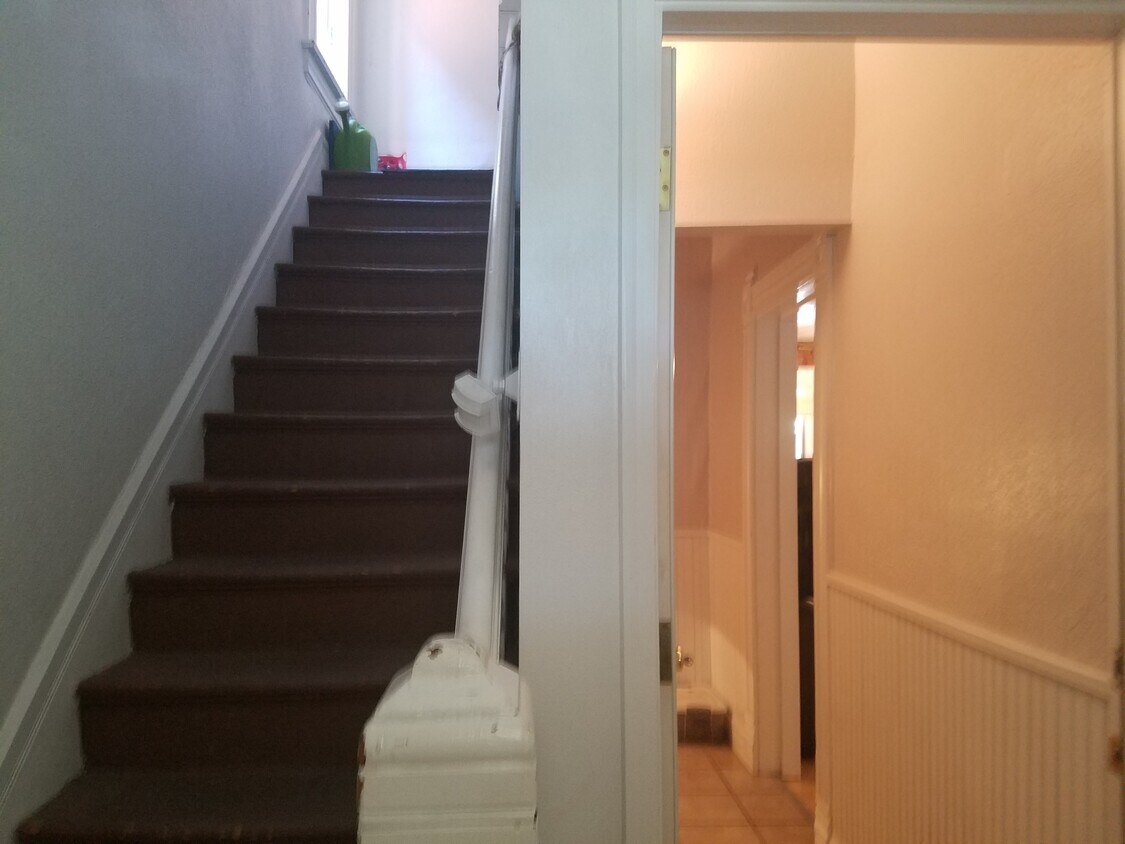 Entrance to upstairs apartment - 2473 W Argyle Pl
