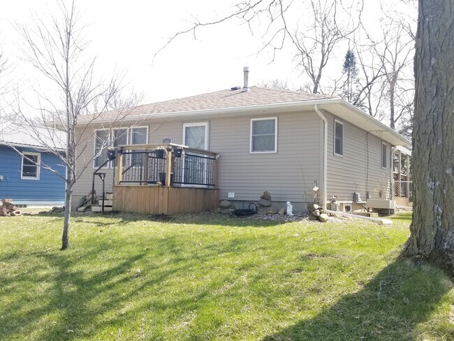 Foto del edificio - BEAUTIFUL UPDATED 3 BEDROOM 2 BATH HOUSE!