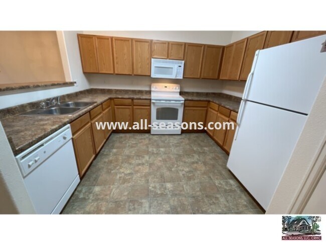 Building Photo - Fantastic two story townhome located very ...