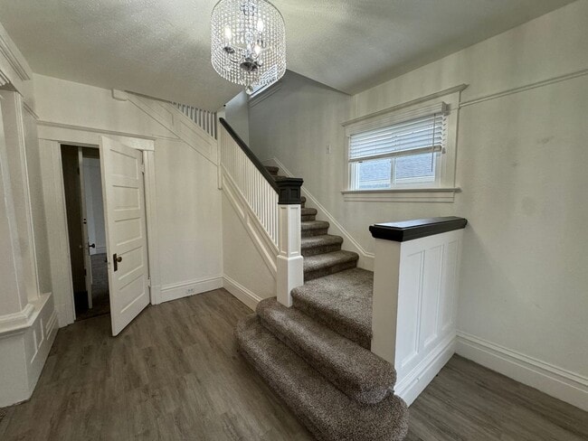 Building Photo - Charming 4 bedroom home