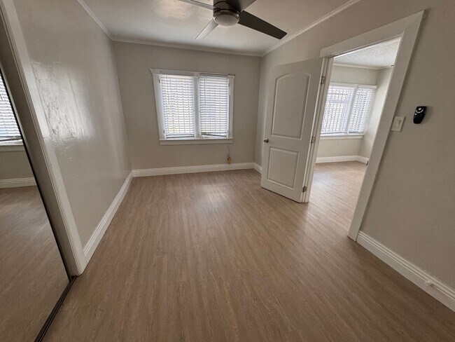 Foto del edificio - 4216 Woodlawn Ave