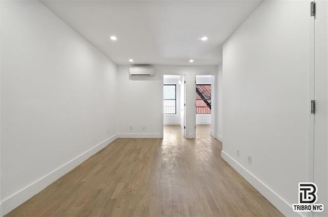 Foto del edificio - 3 bedroom in BROOKLYN NY 11206