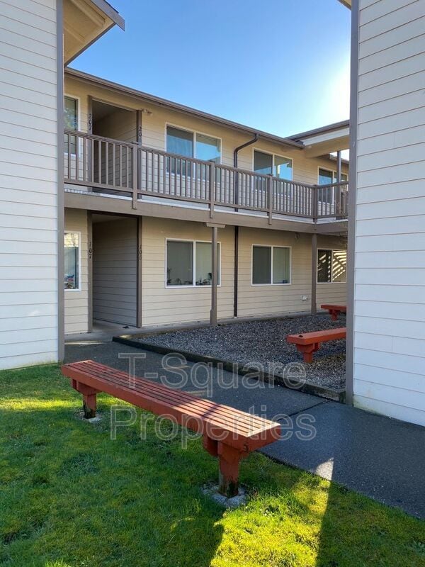 Building Photo - 9719 Holly Dr