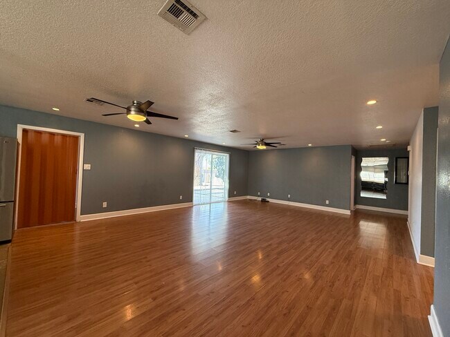 Foto del edificio - 3035 W 11th Ln