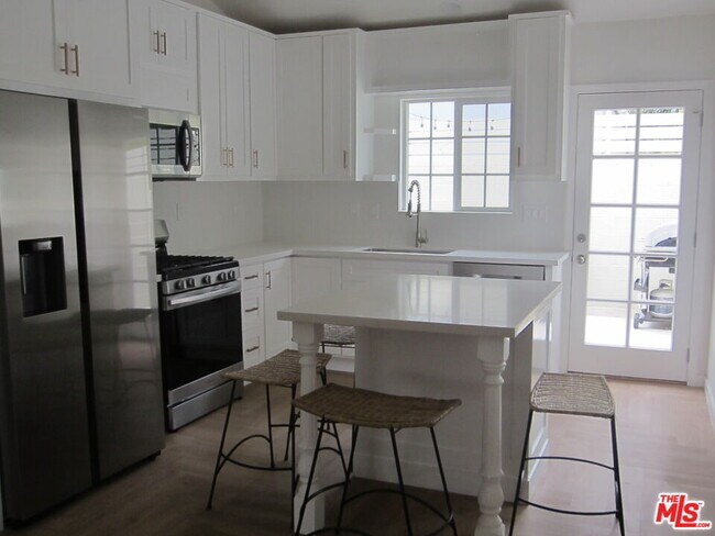 Building Photo - 4239 Edenhurst Ave
