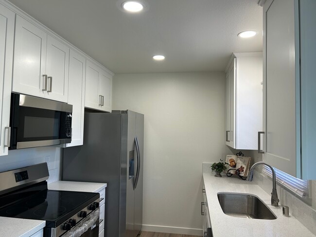 Building Photo - 629 S Glassell St