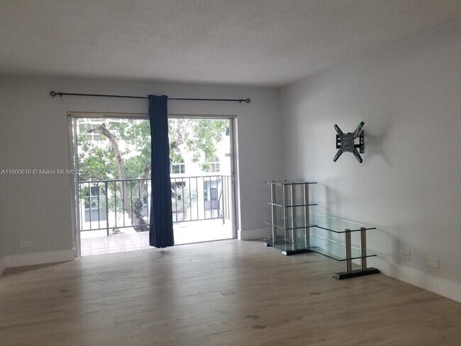 Foto del edificio - 8101 SW 72nd Ave