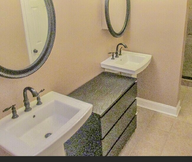 Full bath( Jack & Jill sink ) - 5004 N Convent Ln